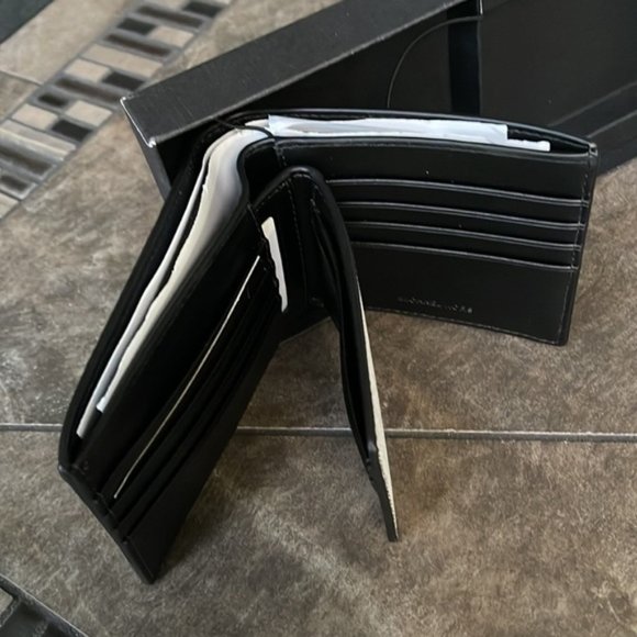 Michael Kors Boxed Signature 3 in 1 Bifold Wallet In White / Pearl Grey - Picture 6 of 12